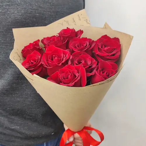 На фото №4 Букет живых цветов из розы красной премиум 11 шт в дизайнерской упаковке
