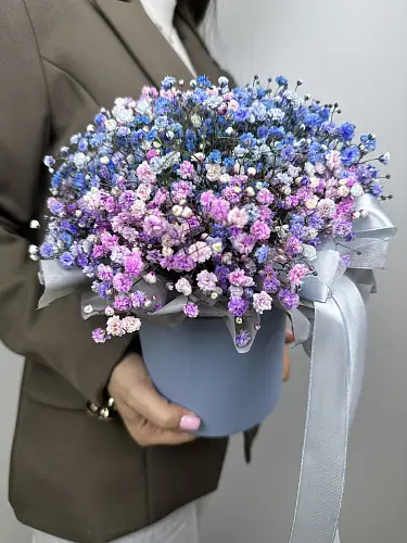 На фото №4 Букет живых цветов с радужной гипсофилой в нежной шляпной коробке