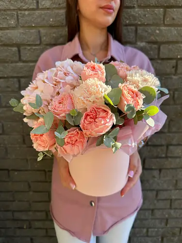 Коробка с гортензией и розой