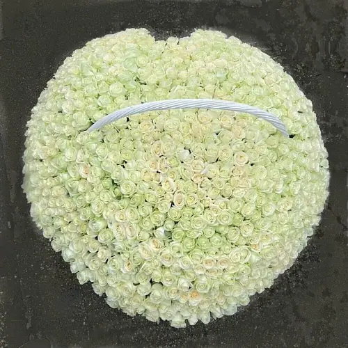 Цветы в корзине 1001 Белая Кенийская роза