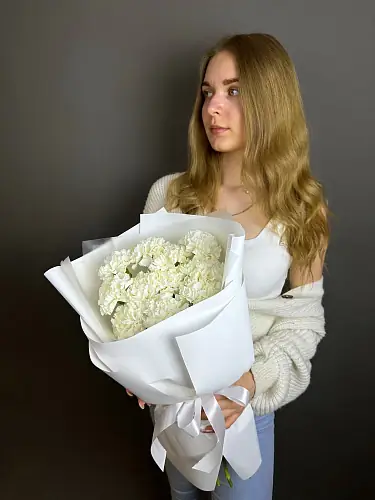 На фото №2 Букет живых цветов из 11 Белых гвоздик