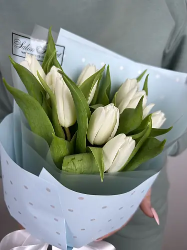 На фото №5 Букет живых цветов из 9 белых тюльпанов в дизайнерской упаковке
