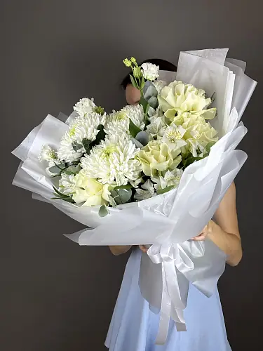 На фото №3 Букет с одноголовыми хризантемами и белыми розами 