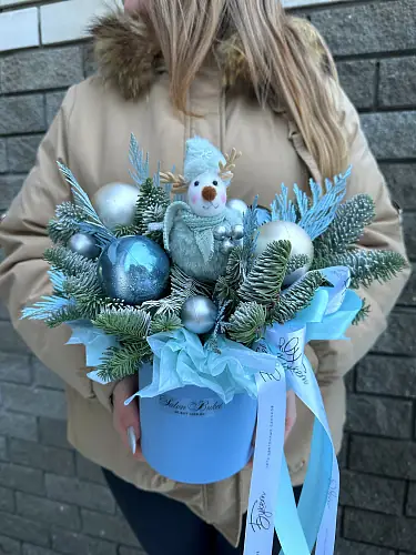 Новогодняя коробка с оленем и шарами 