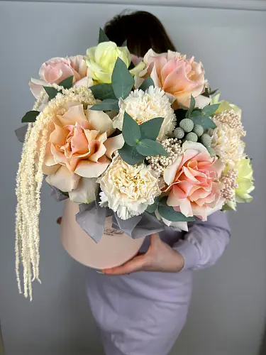 Коробка с розами и гвоздикой