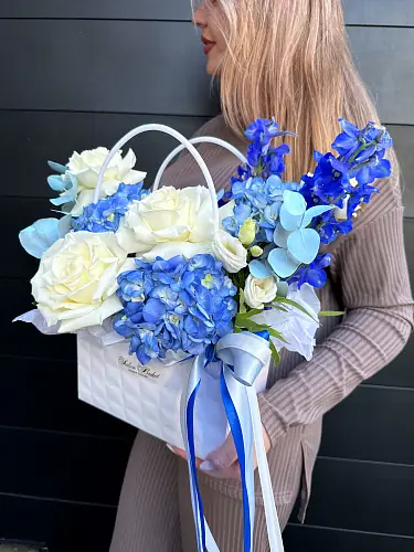 На фото №4 Сумка с Розой и Гортензией 