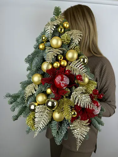 Цветы живые, Новогодняя композиция с нобилисом "Елка с золотым декором"