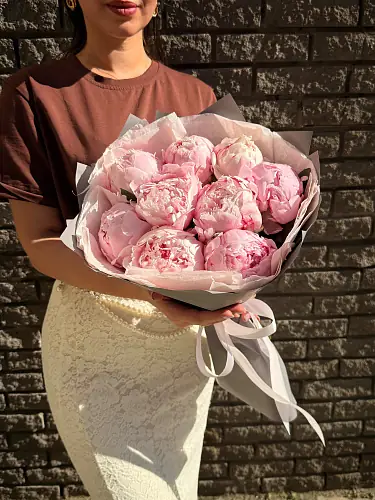 На фото №5 Букет из 9 нежных пионов 