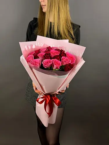 На фото №5 Нежный букет живых цветов из 21 розовой розы в дизайнерской упаковке