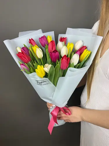 На фото №3 Букет 23 Разноцветных Тюльпанов