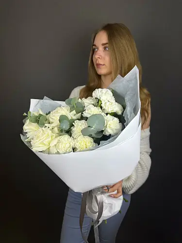 На фото №6 Букет живых цветов из белых диантусов и роз в дизайнерской упаковке