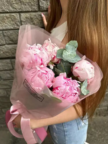 На фото №2 5 пионов с эвкалиптом