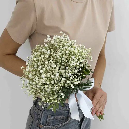 На фото №3 Композиция из гипсофилы и зелени для невесты