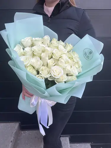 На фото №4 Авторская композиция белых роз