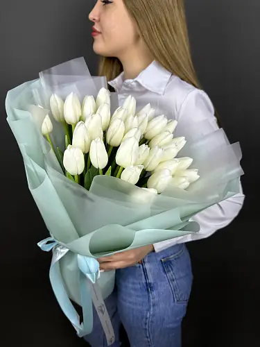 На фото №2 Букет живых цветов из 31 Белого тюльпана