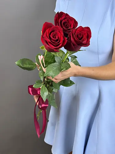 На фото №2 3 красные розы Эквадор