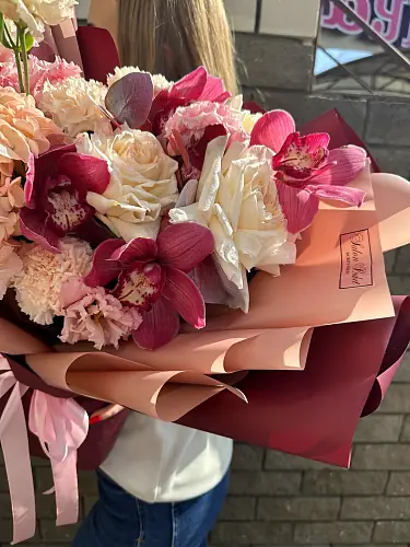 На фото №2 Роза и орхидеи