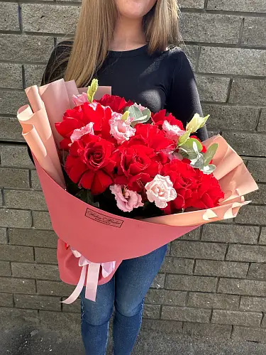 На фото №2 Букет с красными розами и эустомой