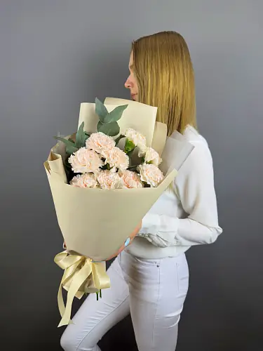 На фото №6 Диантусы с эвкалиптом