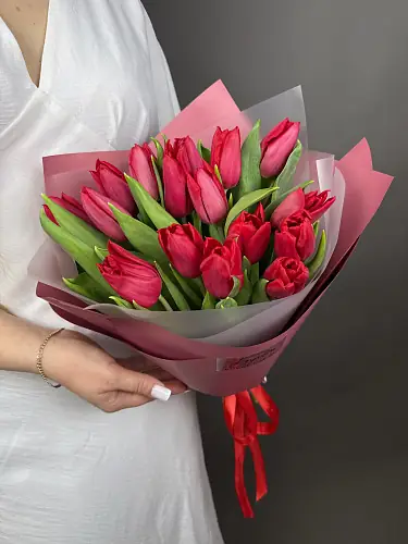 На фото №4 Букет из Красных Тюльпанов 15 шт