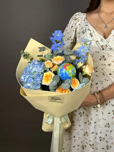 На фото №2 Букет с голубой гортензией и глобусом 