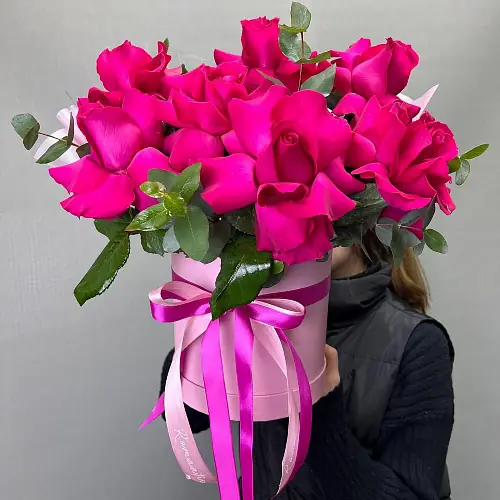 На фото №2 Яркие Французские розы в коробке