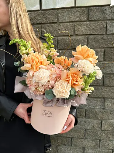 На фото №4 Композиция в коробке с гортензией и розой