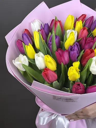 На фото №3 Букет из 51 разноцветного тюльпана 