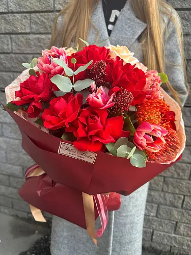 На фото №3 Букет с розами и тюльпанами 