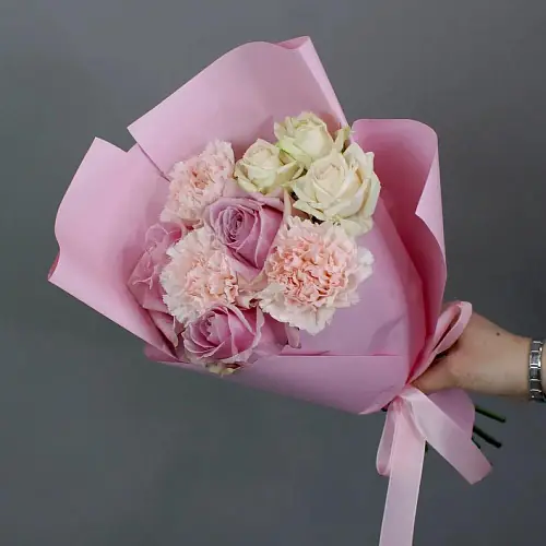 Композиция с Диантусами и нежными Розами