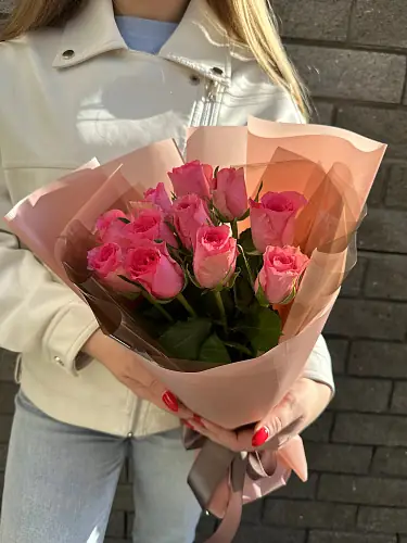 На фото №7 Букет живых цветов из 11 розовых роз оформленный в дизайнерскую упаковку