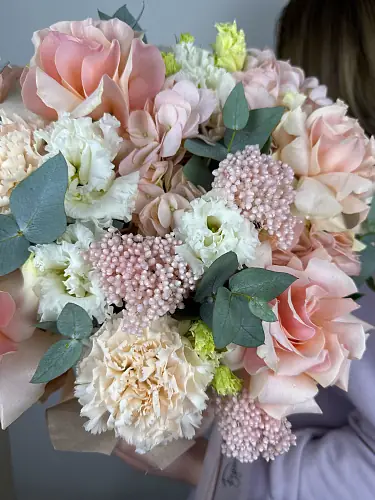 На фото №2 Нежная композиция с гортензией и розами 