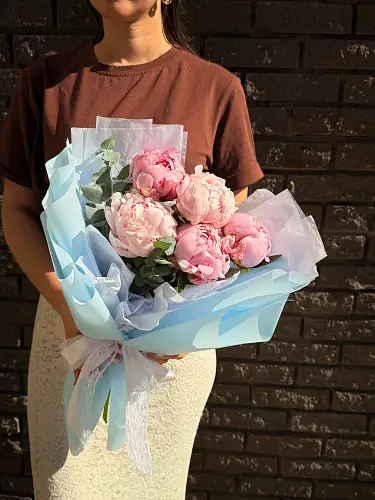 На фото №4 Букет живых цветов из 5 Пионов оформленный в крафтовую бумагу