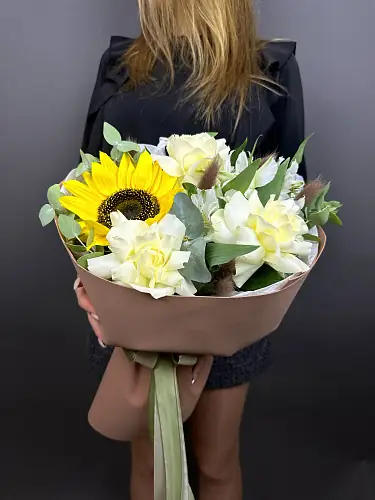 На фото №3 Букет с подсолнухом и альстромерией