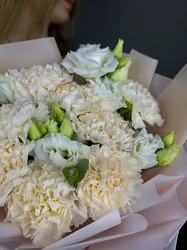 На фото №6 Нежная композиция из эустомы и гвоздики