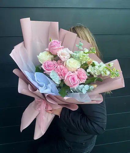 На фото №2 Авторский букет с матиолой и розой