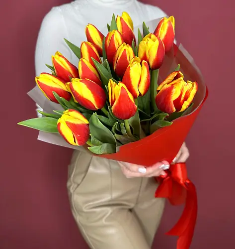 На фото №2 Букет живых цветов из 15 Ярких тюльпанов в дизайнерской упаковке