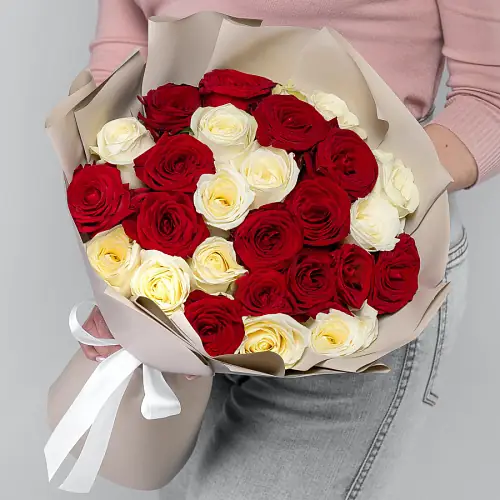 Букет из Красных и Белых Роз в упаковке
