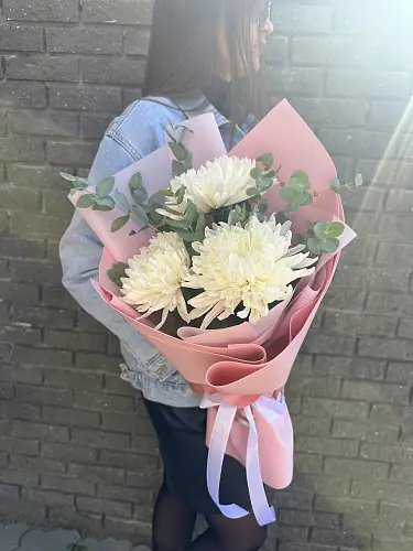 На фото №3 Букет живых цветов из одноголовой хризантемы