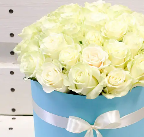 На фото №2 Шляпная коробка "31 белая роза"