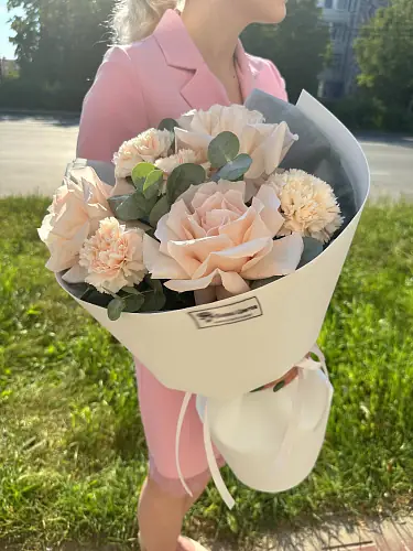 На фото №4 Букет с диантусоми и розами