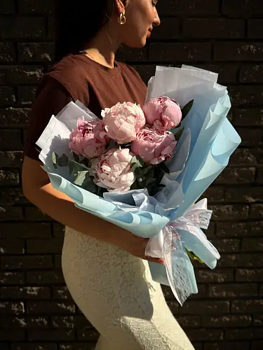 На фото №3 Букет живых цветов из 5 Пионов