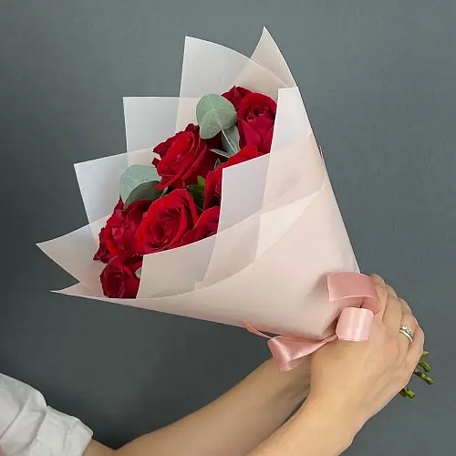 На фото №2 11 роз бордового цвета с эвкалиптом