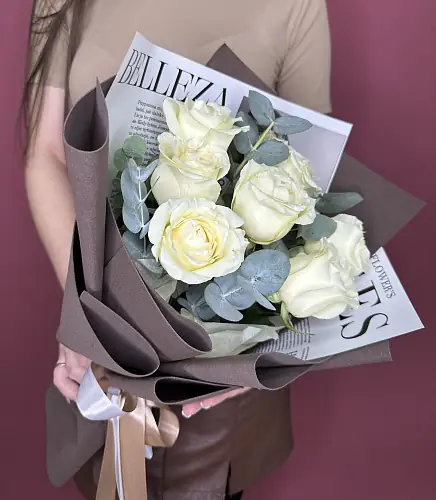 На фото №2 7 Белых роз с эвкалиптом в упаковке