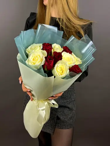 На фото №6 Нежный букет живых цветов из 11 красных и белых роз в дизайнерской упаковке