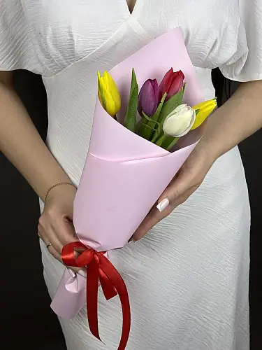 На фото №3 Букет 5 тюльпанов микс