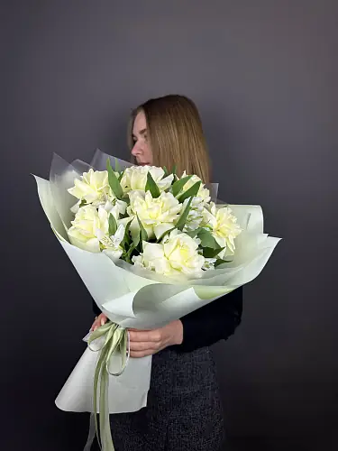На фото №2 Букет живых цветов из белых французских роз и альстромерии в дизайнерской упаковке