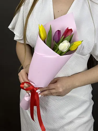 На фото №2 Букет 5 тюльпанов микс
