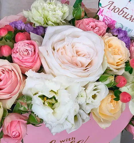 На фото №3 Шляпная коробка "Признание в любви"