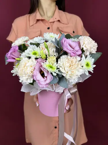 На фото №4 Живые цветы с гвоздикой и эустомой в коробке